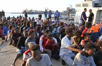 مهاجرون أفارقة أنقذهم خفر السواحل الليبي يصلون إلى مقر القاعدة البحرية في طرابلس العاصمة. 12/07/2018