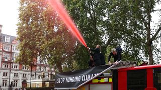 Pintura roja por el clima contra el Ministerio de Finanzas en Londres