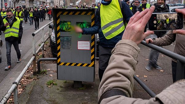 Fransa'da trafik radarlarına yapılan saldırılar nedeniyle gelirler yarı yarıya düştü Fransa'da trafik radarlarına yapılan saldırılar nedeniyle gelirler yarı yarıya düştü