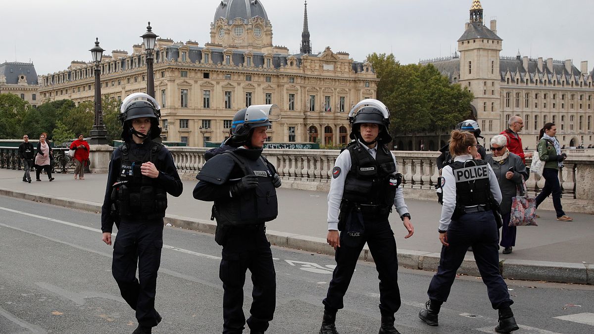 A támadóval együtt ötre nőtt a párizsi rendőr-főkapitányságon elkövetett késelés áldozatainak száma