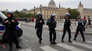 قوات الشرطة تقوم بتأمين المنطقة أمام مقر شرطة باريس عقب الحادثة