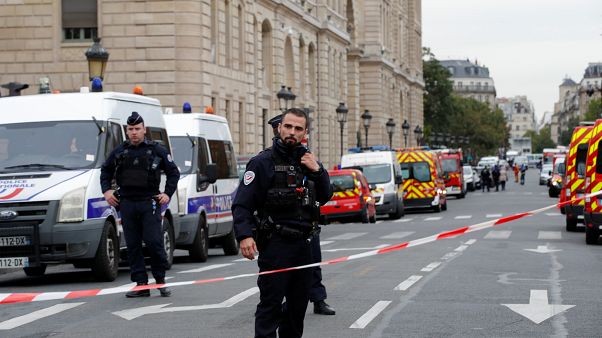 Quatro mortos em ataque na sede da Polícia em Paris Quatro mortos em ataque na sede da Polícia em Paris