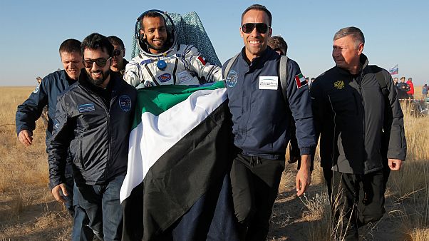 هزاع المنصوري فور هبوطه إلى الأرض هزاع المنصوري فور هبوطه إلى الأرض