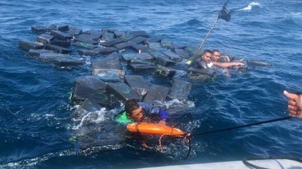 Tekneleri batan kaçakçılar Pasifik'te kokain balyalarına sarılarak köpek balıklarından kurtuldu Tekneleri batan kaçakçılar Pasifik'te kokain balyalarına sarılarak köpek balıklarından kurtuldu