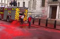 بریتانیا؛ کنشگران محیط زیست روی ساختمان وزارت دارایی رنگ قرمز پاشیدند