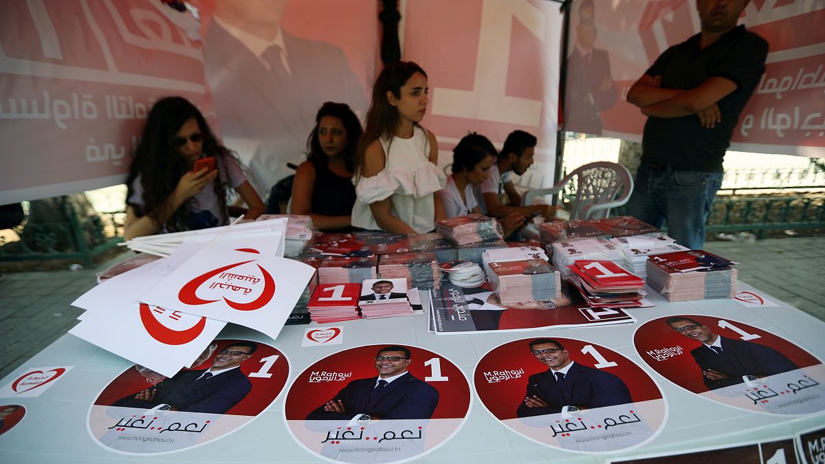 كيف يستغل العاطلون عن العمل في تونس فترة الإنتخابات لتوفير مصدر دخل مؤقت؟