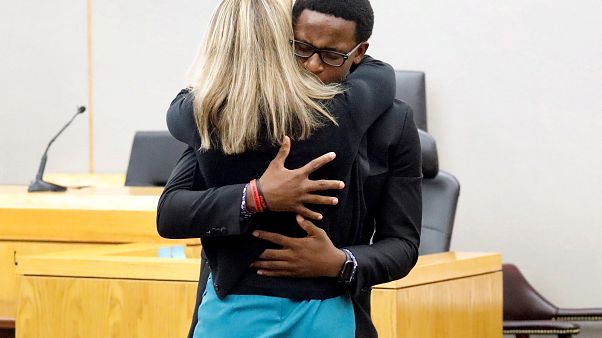 "Darf ich sie bitte umarmen": 18-Jähriger vergibt nach Tod des Bruders "Darf ich sie bitte umarmen": 18-Jähriger vergibt nach Tod des Bruders
