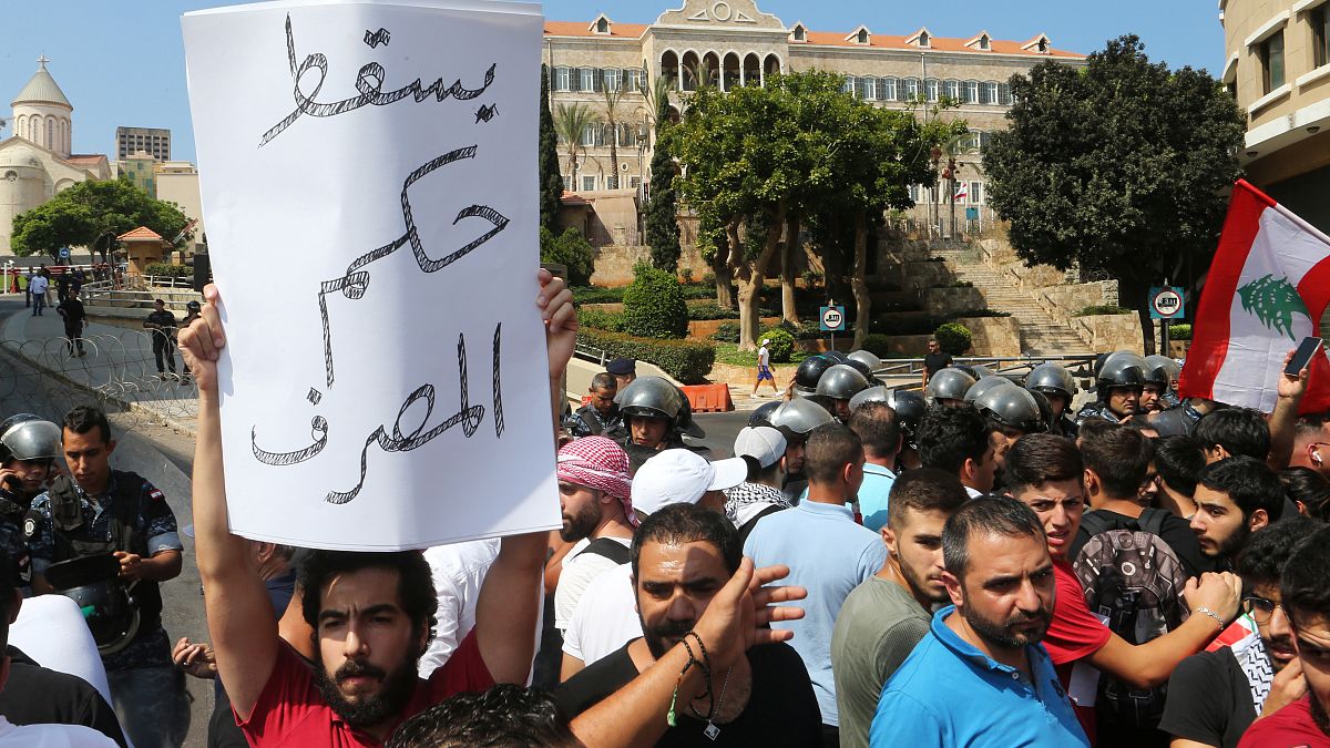 ما سبب أزمة الدولار في لبنان؟