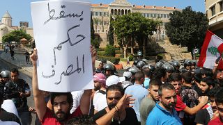 متظاهرون في وسط بيروت يدعون إلى رحيل السلطة