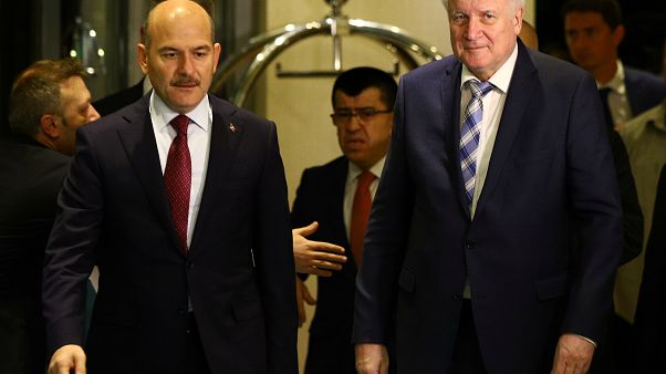 Seehofer in Ankara: Flüchtlingsfrage "gemeinsam lösen" Seehofer in Ankara: Flüchtlingsfrage "gemeinsam lösen"