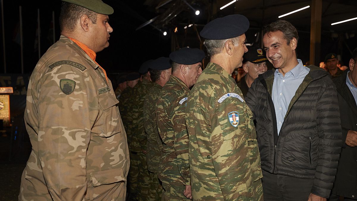 Ο πρωθυπουργός συνομιλεί με αξιωματικούς κατά τη διάρκεια της άσκησης "Παρμενίων 2019"