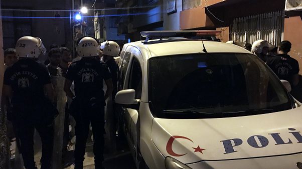 Kocaeli'nin Karamürsel ilçesinde zanlıların adliyeye sevk edildiğini duyan vatandaşlar adliye önünde toplandı Kocaeli'nin Karamürsel ilçesinde zanlıların adliyeye sevk edildiğini duyan vatandaşlar adliye önünde toplandı