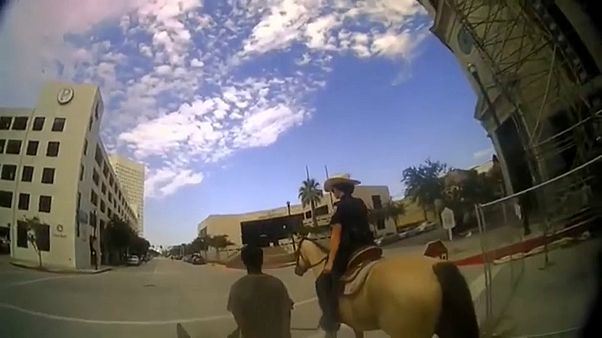 الشرطة الأمريكية تتنشر فيديو لاعتقال رجل أسود مربوطا بحبل الشرطة الأمريكية تتنشر فيديو لاعتقال رجل أسود مربوطا بحبل
