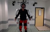 شاهد: رجل مشلول يمشي مجددا بفضل نظام روبوتي