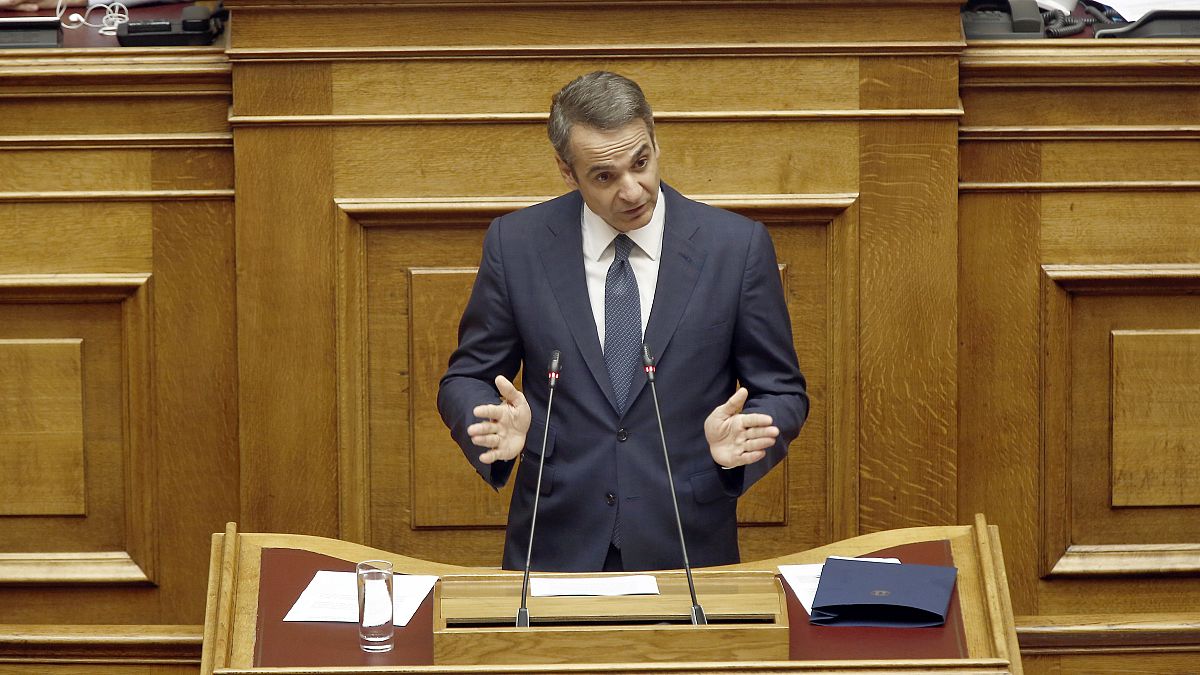 Ο πρωθυπουργός Κυριάκος Μητσοτάκης μιλάει από το βήμα της Βουλής