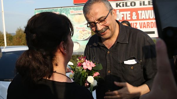 Eski HDP Ankara Milletvekili Sırrı Süreyya Önder, İstanbul 26. Ağır Ceza Mahkemesinin kararının ardından tahliye edildi. ( Tahir Turan Eroğlu - Anadolu Ajansı ) Eski HDP Ankara Milletvekili Sırrı Süreyya Önder, İstanbul 26. Ağır Ceza Mahkemesinin kararının ardından tahliye edildi. ( Tahir Turan Eroğlu - Anadolu Ajansı )