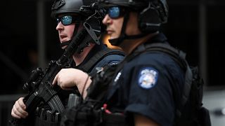 عنصران من شرطة مكافحة الشغب في نيويورك الأميركية