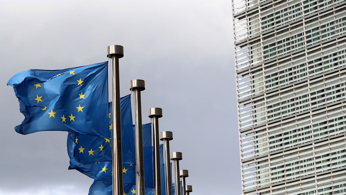 العلم الأوروبي أمام مبنى المفوضية الأوروبية في بروكسل 
