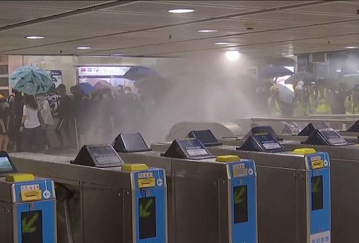 Выместить гнев на турникетах метро