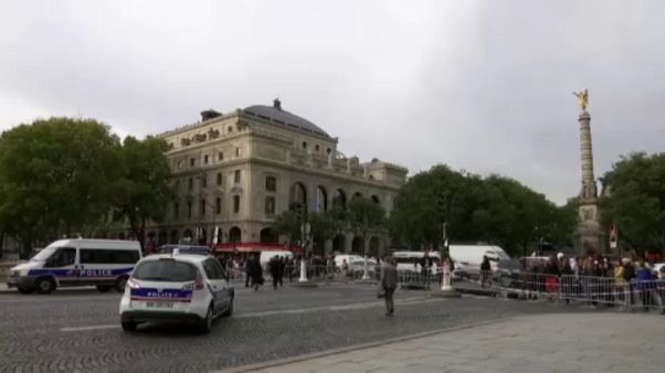 Ataque de polícia em Paris investigado por Unidade Antiterrorismo Ataque de polícia em Paris investigado por Unidade Antiterrorismo