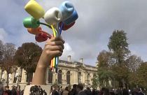 Paris presta tributo a vítimas de ataques terroristas