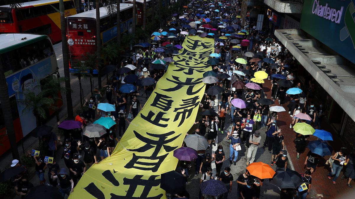 المظاهرات الاحتجاجية تشلّ هونغ كونغ ورئيسة السلطة التنفيذية تدين "مثيري الشغب"