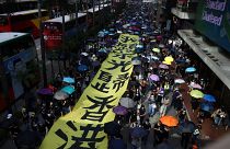 المظاهرات الاحتجاجية تشلّ هونغ كونغ ورئيسة السلطة التنفيذية تدين "مثيري الشغب"