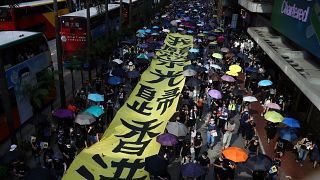 المظاهرات الاحتجاجية تشلّ هونغ كونغ ورئيسة السلطة التنفيذية تدين "مثيري الشغب"