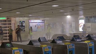 Acil durum yasasına rağmen Hong Kong'da protestolar devam etti, ülkede metro seferleri iptal