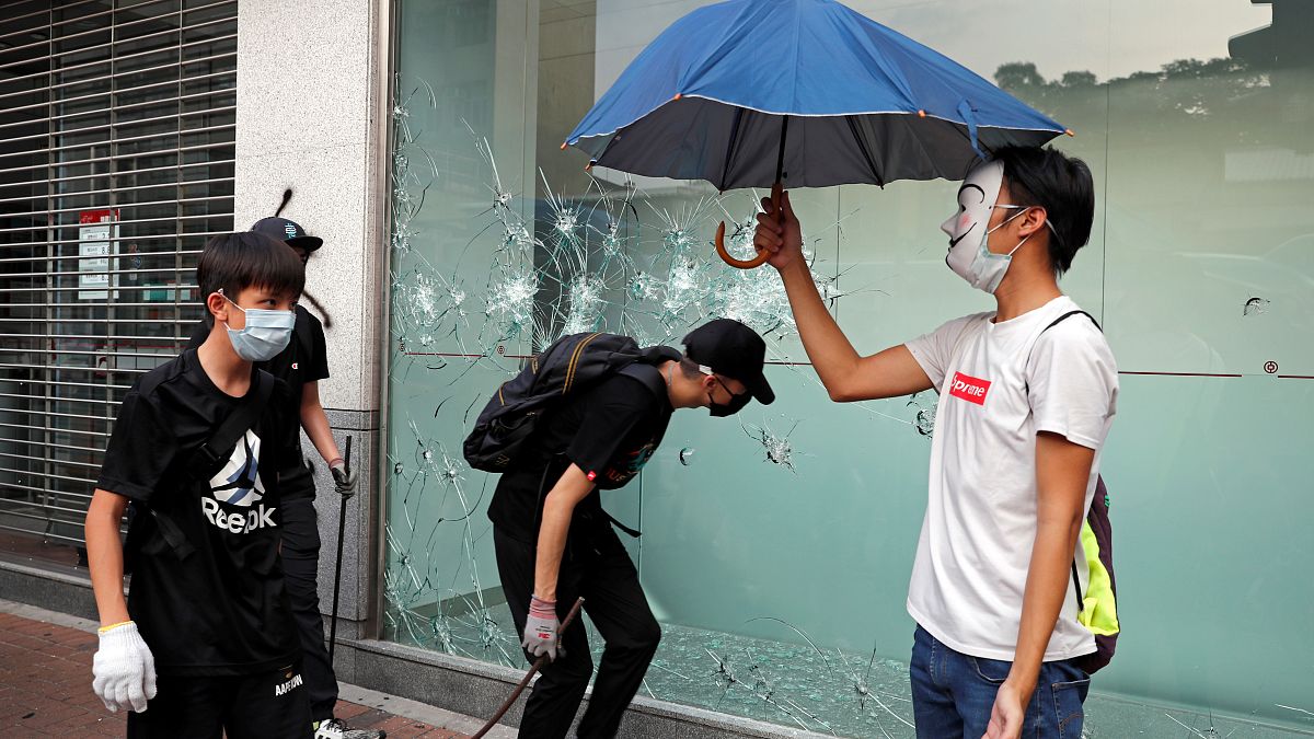 معترضان هنگ کنگی پس از یک شب پرتنش دوباره به خیابان بازگشتند