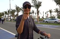 Suudi Arabistan'ın başkenti Riyad'daki Formula E'ye katılan bir turist kadın selfie çekerken