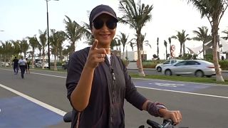Suudi Arabistan'ın başkenti Riyad'daki Formula E'ye katılan bir turist kadın selfie çekerken