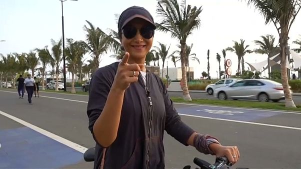 Suudi Arabistan'ın başkenti Riyad'daki Formula E'ye katılan bir turist kadın selfie çekerken Suudi Arabistan'ın başkenti Riyad'daki Formula E'ye katılan bir turist kadın selfie çekerken