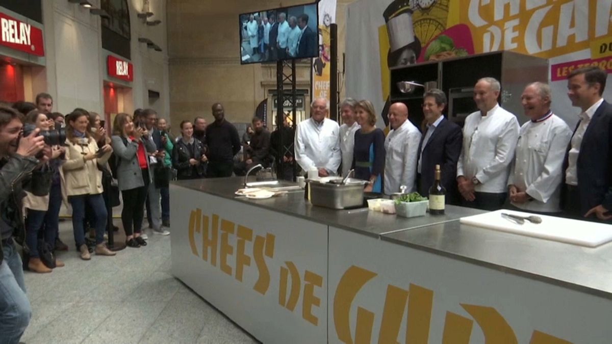 شاهد: عرض لخمسة من أمهر الطباخين الفرنسيين في محطة قطارات سان لازار بباريس