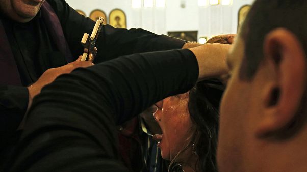 سكب الماء الساخن في حلق ابنه ليتخلص من الشيطان سكب الماء الساخن في حلق ابنه ليتخلص من الشيطان