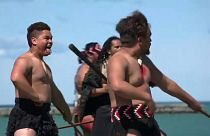 İngilizlerin Yeni Zelanda'ya inişinin 250. yıl dönümünde Maoriler Waka dansı yaptı