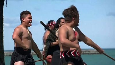 İngilizlerin Yeni Zelanda'ya inişinin 250. yıl dönümünde Maoriler Waka dansı yaptı