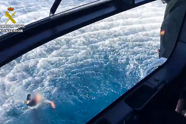 İspanyol polisler kaçakçıları kovalarken denize düştü, kaçakçılar tarafından kurtarıldı