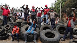 Manifestantes bloquea una carretera durante las protestas contra el gobierno del presidente Lenin Moreno, en Cayambe, Ecuador, el 5 de octubre de 2019.