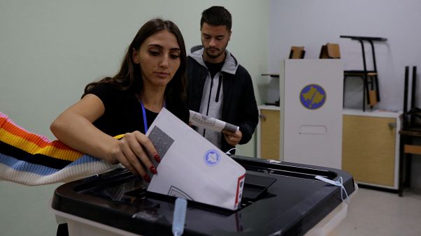 Kosova'da halk, erken genel seçimler için oy kullanmaya başladı. Priştine Kosova'da halk, erken genel seçimler için oy kullanmaya başladı. Priştine