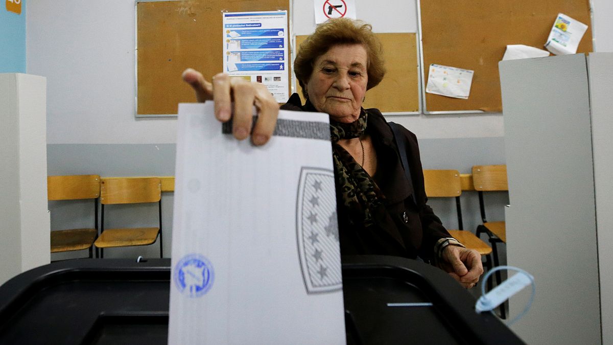بدء الاقتراع في انتخابات عامة بكوسوفو للاختيار بين "زعماء الحرب" السابقين ومعارضة شبابية 