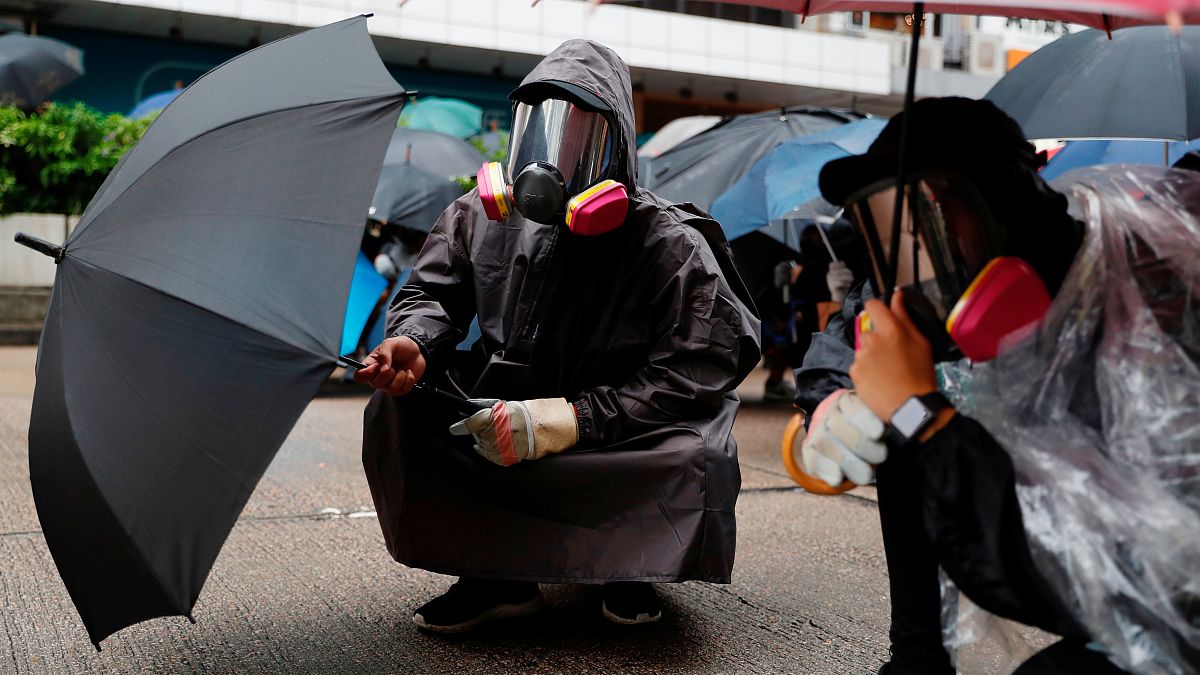 پلیس هنگ کنگ به سوی معترضان قانون ممنوعیت ماسک گاز اشک‌آور پرتاب کرد