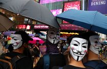 الآلاف من متظاهري هونغ كونغ يتحدون حظر ارتداء الاقنعة والشرطة تطلق الغاز لتفريقهم 