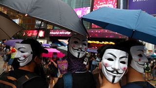 Video | Hong Kong'da protestocular maske yasağına karşı maskeleriyle sokakta