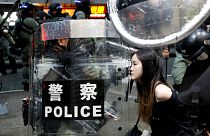 Uma manifestante é detida pela polícia antimotim em Hong Kong