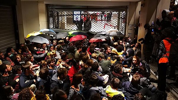 کنشگران فرانسوی محیط زیست یک فروشگاه را در پاریس اشغال کردند کنشگران فرانسوی محیط زیست یک فروشگاه را در پاریس اشغال کردند