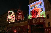 Giochi di luci e un irresistibile can can per i 130 anni del Moulin Rouge