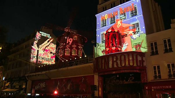 Giochi di luci e un irresistibile can can per i 130 anni del Moulin Rouge Giochi di luci e un irresistibile can can per i 130 anni del Moulin Rouge