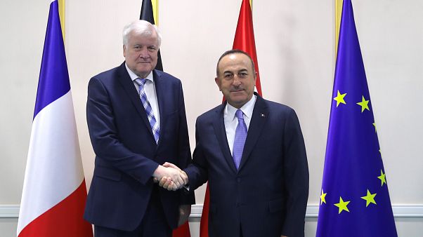 Seehofer warnt vor "noch größerer Flüchtlingswelle" Seehofer warnt vor "noch größerer Flüchtlingswelle"