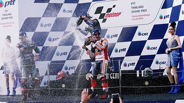 Marc Marquez feiert nicht nur seinen Sieg beim GP von Thailand sondern auch den Weltmeistertitel Marc Marquez feiert nicht nur seinen Sieg beim GP von Thailand sondern auch den Weltmeistertitel